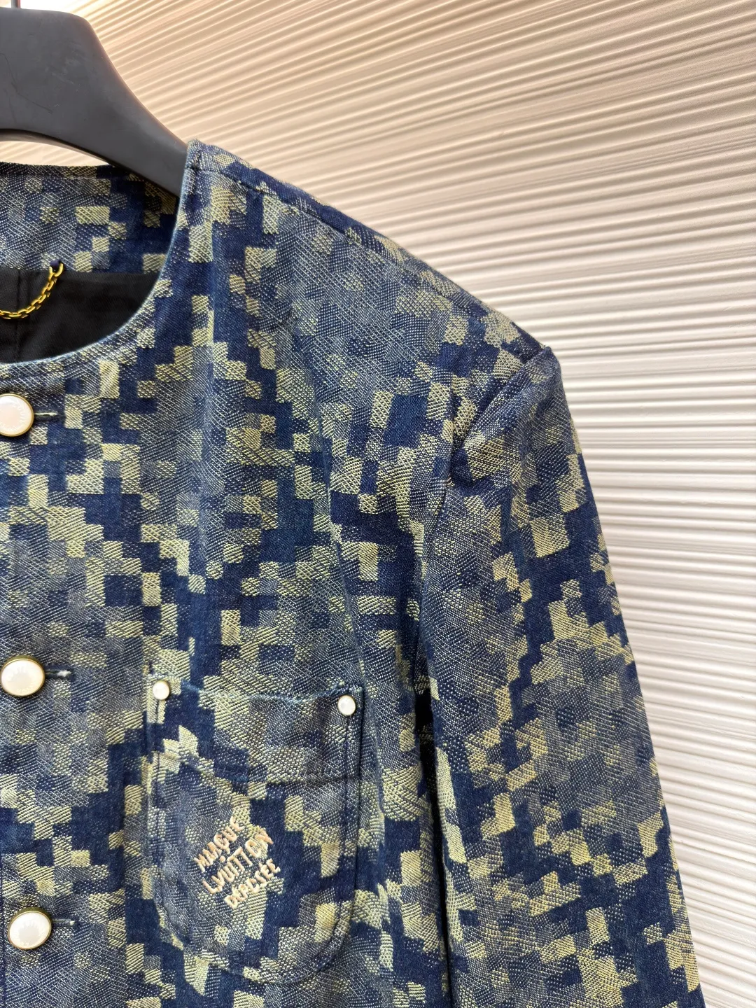 LOUIS VUITTON snake-print denim jacket ●Original version: purchased and developed by 27296 ●Item number: 1681014-C20 ●Fabric: denim fabric ●Technology: Distressed production ●Version: fitted version ●Weight: about 1375 grams ●Size: 46-48-50-52 ●Description: Customized Snakoflage denim for the spring and summer show will be Pharrell The Damoflage pattern written by Williams is transformed into a pixel-effect snake jacquard. The customization cycle is 25 days. The whole body is fixed and counter-cut, including the back pocket splicing, which is fully aligned with the body. It is made of artificial pearls with a pure copper distressed base. The leather tag on the back waist is made of suede and has a high-temperature embossed checkerboard Fei Dong logo. The overall wiring is straight and delicate, the fabric is comfortable and soft, and the color is consistent without color difference. It can be matched with the same style to create a fashionable look and control various occasions. Customized accessories, complete with three standards, same style for men and women!